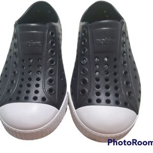 Native Jefferson Kids/Junior Shoes - Jiffy Black/Shell White - C8 NEW